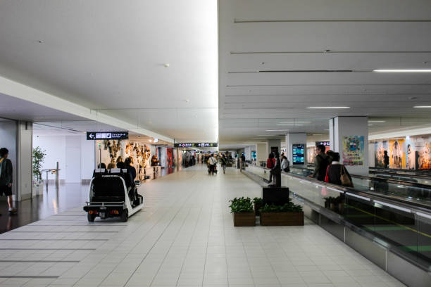 vista interior de new chitose airport, el aeropuerto más grande - new chitose fotografías e imágenes de stock