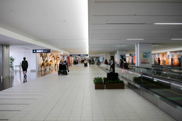 vista interior de new chitose airport, el aeropuerto más grande - new chitose fotografías e imágenes de stock