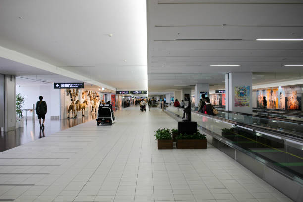 vue intérieure du nouvel aéroport de chitose, le plus grand aéroport - new chitose photos et images de collection