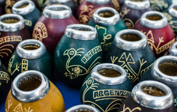 традиционные калабаш тыквы для питья аргентины yerba мате чай - argentina buenos aires yerba mate gaucho стоковые фото и изображения