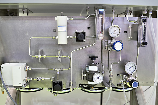 Piping system with pump, pressure sensors and valves