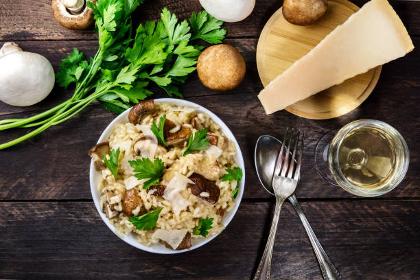 napowietrzne zdjęcie risotto grzybowe ze składnikami i copyspac - food and drink grated food dairy product zdjęcia i obrazy z banku zdjęć