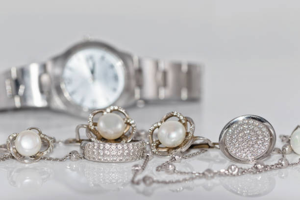 シルバーパールのイヤリングで、背景の時計 - pearl necklace earring jewelry ストックフォトと画像