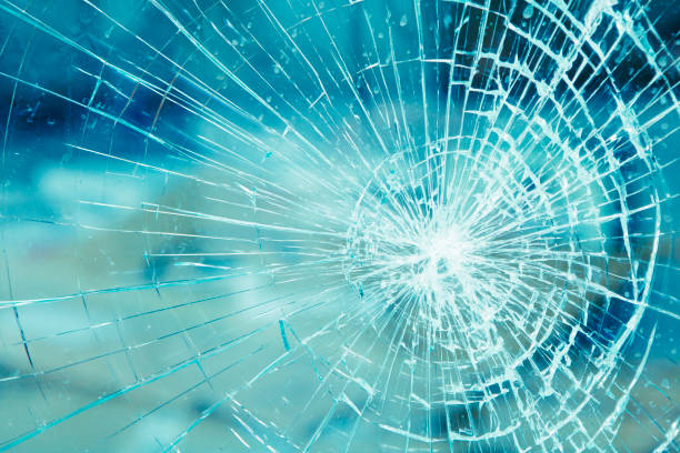 деталь разбитого стекла - shattered glass broken window damaged стоковые фото и изображения