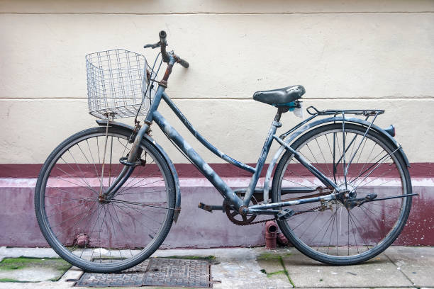 Old Rusty Bicycle - fotografia de stock