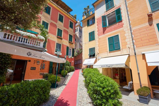 포르토피노 이탈리아 마을 다채로운 주택 외관 및로 피아나 e 살바토레 페라가모 같은 명품 매장 - ferragamo 뉴스 사진 이미지