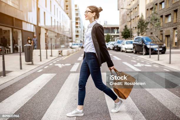 Ritratto Di Imprenditrice Allaperto - Fotografie stock e altre immagini di Camminare - Camminare, Donne, Città
