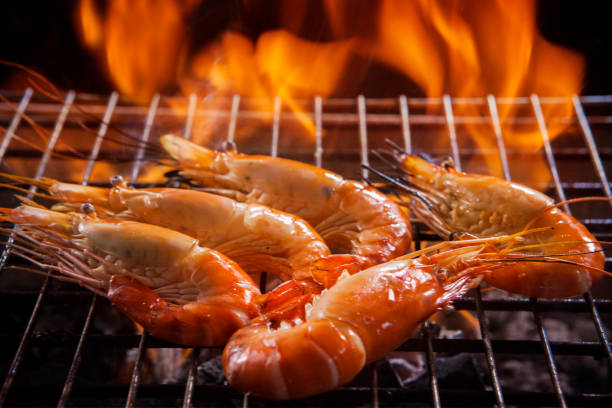 エビ、魚介類、バーベキュー火ストーブ - shrimp grilled prepared shrimp barbecue ストックフォトと画像