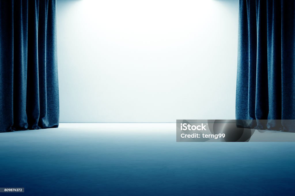 Etapa de cortina, piso de hormigón vacía y fondo de pared blanca - Foto de stock de Cortina libre de derechos