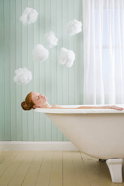mujer relajante en el baño - bathtub women bathroom relaxation fotografías e imágenes de stock