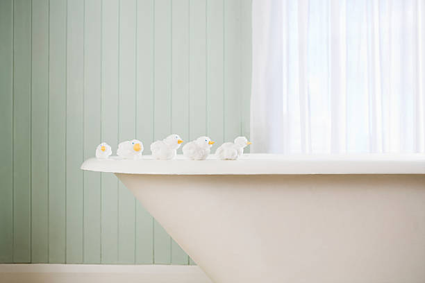 patos de brinquedo em um banho - bath toy imagens e fotografias de stock