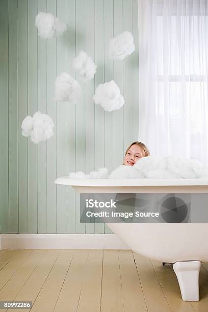 Uma Menina Em Um Banho - Fotografias de stock e mais imagens de Banheira - Banheira, Criança, Banho de Espuma