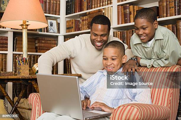 Vater Und Söhne Blick Auf Laptop Stockfoto und mehr Bilder von Afro-amerikanischer Herkunft - Afro-amerikanischer Herkunft, Alleinerzieher, Buch