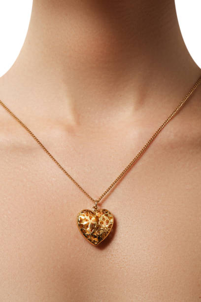 黄金のハート ペンダント。美しさとジュエリーのコンセプトです。着ている女性 - gold jewelry necklace locket ストックフォトと画像