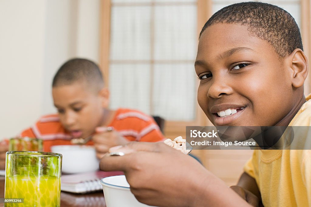 Jungen mit Frühstück - Lizenzfrei Essen - Mund benutzen Stock-Foto