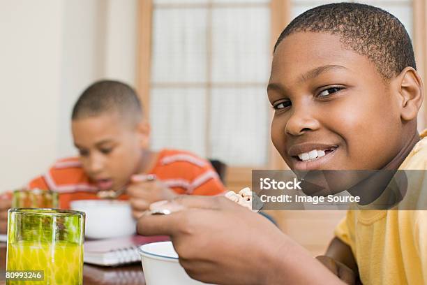 Jungen Mit Frühstück Stockfoto und mehr Bilder von Essen - Mund benutzen - Essen - Mund benutzen, Frühstücksflocken, Teenager-Alter