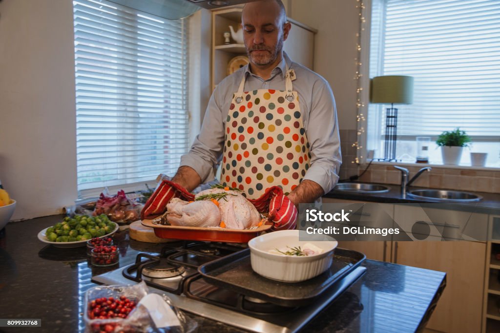 Hombre haciendo la cena de Navidad - Foto de stock de Cena de asado libre de derechos
