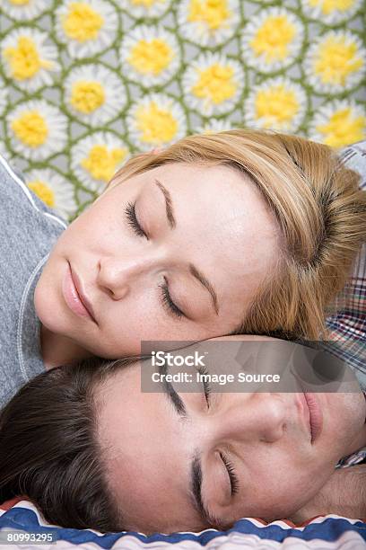 Casal Descansar - Fotografias de stock e mais imagens de Adulto - Adulto, Cabeça Humana, Califórnia