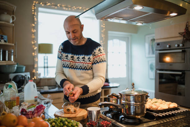 vorbereitung weihnachtsessen - schälen essen zubereiten stock-fotos und bilder