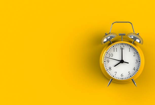 reloj despertador sobre fondo amarillo, 3d rendering - krung fotografías e imágenes de stock