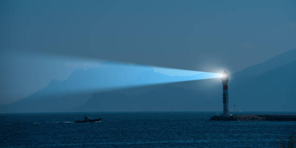 phare et feu dans la nuit - dark light beam beacon projection photos et images de collection