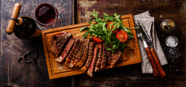 steak with arugula salad and red wine - food and drink steak meat food imagens e fotografias de stock