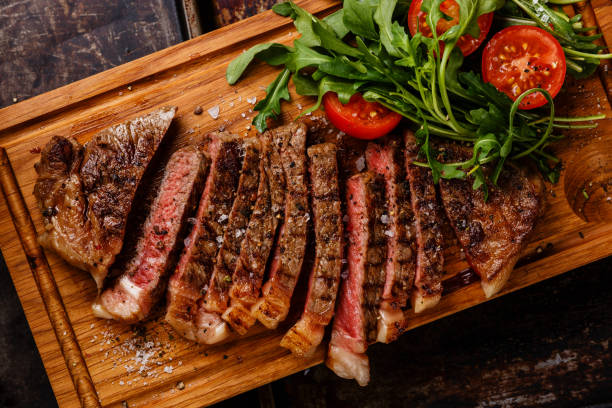 istock steak and salad with tomatoes and arugula close-up 809957962