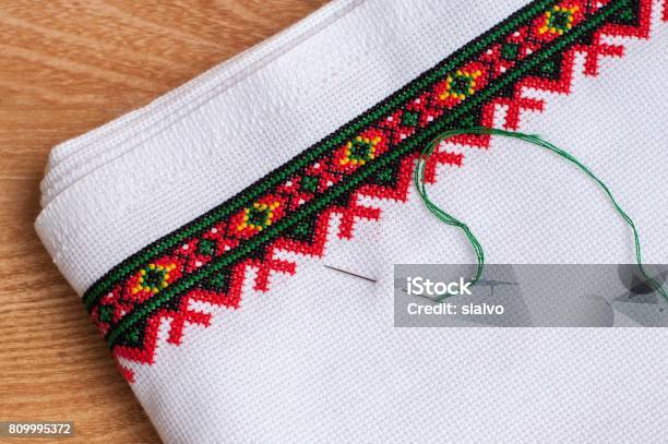 Fragmento De Bordado Sobre La Tela Con Una Aguja Foto de stock y más banco de imágenes de Aguja - Mercería - Aguja - Mercería, Alegre, Algodón - Textil - iStock Fragmento De Bordado Sobre La Tela Con Una Aguja Foto de stock y más banco de imágenes de Aguja - Mercería - Aguja - Mercería, Alegre, Algodón - Textil - iStock