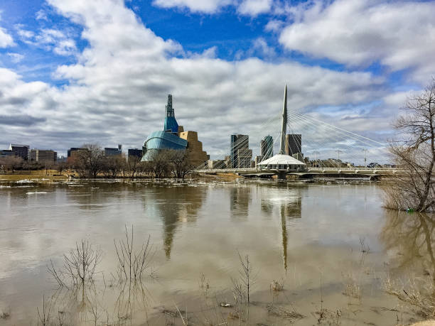 skyline de winnipeg et le pont durant les inondations de printemps - manitoba prairie landscape canada photos et images de collection