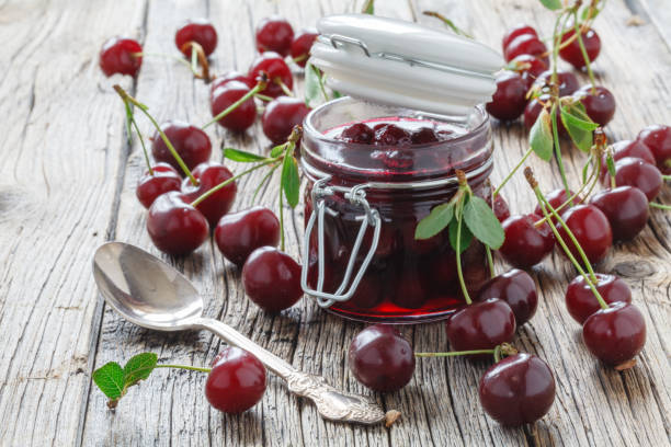 geleia de cereja em um copo de preservação - sour cherry - fotografias e filmes do acervo