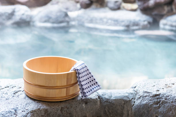 japanische heiße frühling, open-air-bad - washtub stock-fotos und bilder