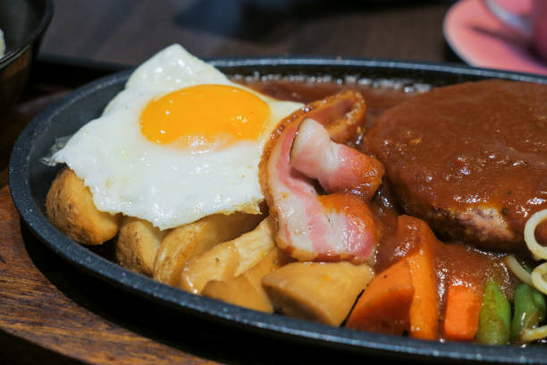 набор гамбург стейк с жареным яйцом - salisbury steak стоковые фото и изображения