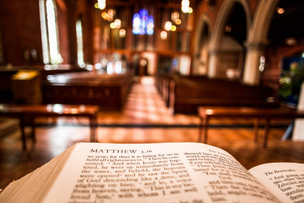 aufgeschlagene bibel auf dem altar im inneren eine englische anglikanische kirche - roman past priest altar stock-fotos und bilder