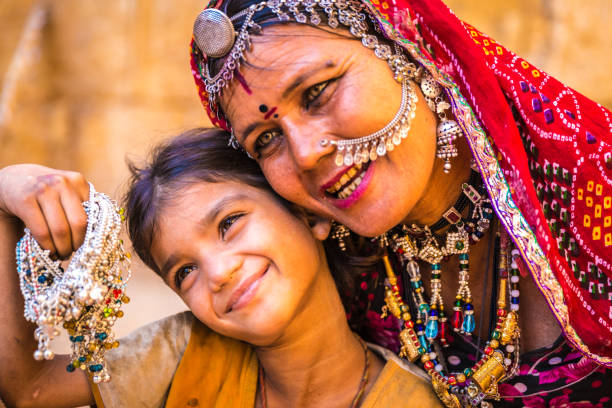 mutter und tochter in sari kostüm, indien - human face india new delhi traditional culture stock-fotos und bilder