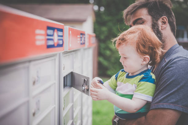 bambino che apre una cassetta postale con il genitore - mailbox mail letter inside of foto e immagini stock