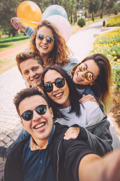 najlepsi przyjaciele bawiący się i robiący selfie w parku - friendship women group of people 20s zdjęcia i obrazy z banku zdjęć