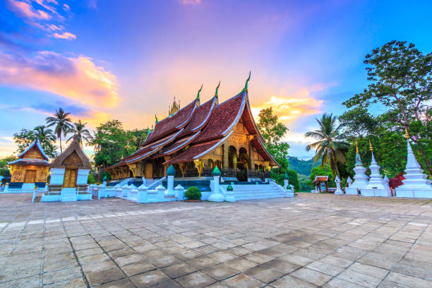 wat xieng thong (goldene stadt tempel) in luang prabang, laos. xieng thong tempel ist einer der wichtigsten lao klöster. - wat stock-fotos und bilder