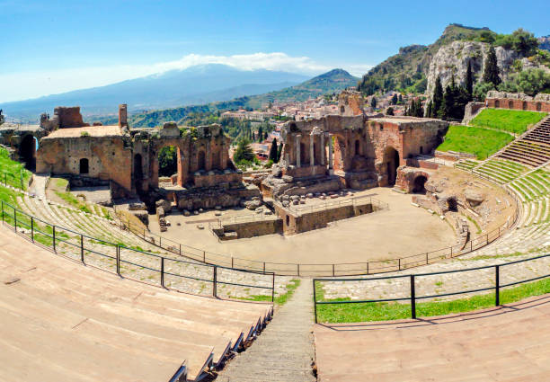 o famoso e bonito teatro grego antigo ruínas taormina com vulcão etna - sicily taormina mt etna italy - fotografias e filmes do acervo