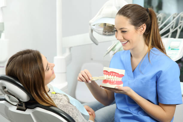 歯科医は歯を磨くための方法を説明します。 - child smiling human teeth dental hygiene ストックフォトと画像