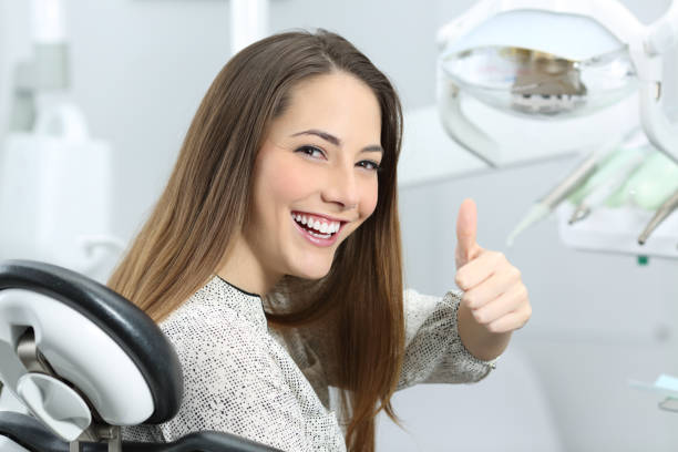 dentist patient satisfied after treatment - human teeth whitening dentist smiling imagens e fotografias de stock