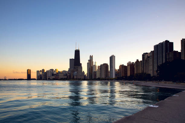 istock Relaxing sunset in Chicago - downtown district skyscrapers - skyline 810147692