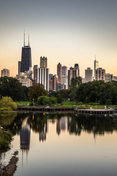 istock Relaxing sunset in Chicago - downtown district skyscrapers - skyline 810147698