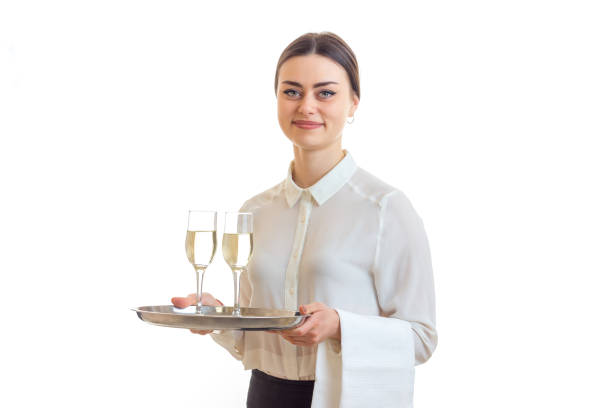 счаст�ливая красивая официантка, держащая поднос с бокалами вина и улыбающаяся - waiter butler champagne tray стоковые фото и изображения