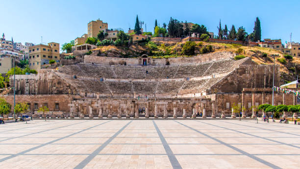 vista del teatro romano de amman - amphitheater fotografías e imágenes de stock