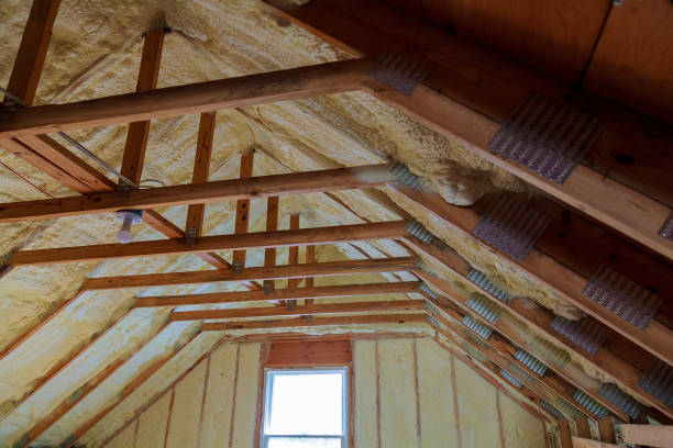 schaum-isolierung plastik auf ein neues dach - insulation roof attic home improvement stock-fotos und bilder