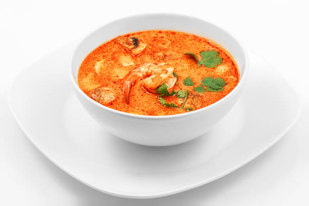 tom yam soup, shrimp and mushrooms - sopa tom yum imagens e fotografias de stock