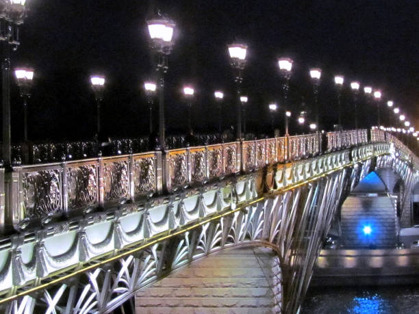 istock Moscow Patriarchal bridge night 2011 810176934