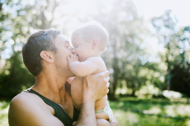 vater im freien mit baby - auf den mund küssen stock-fotos und bilder