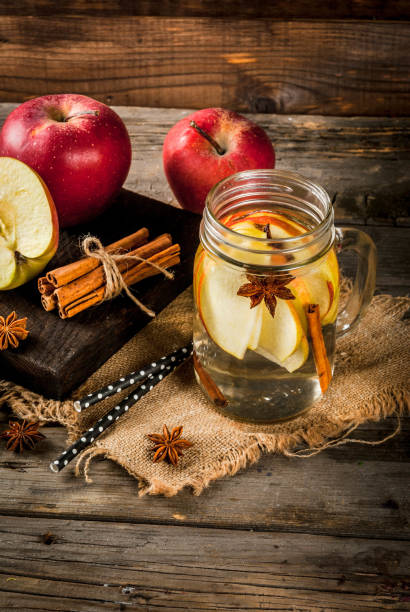 água de desintoxicação com maçã, pera e canela - apple red fruit water - fotografias e filmes do acervo