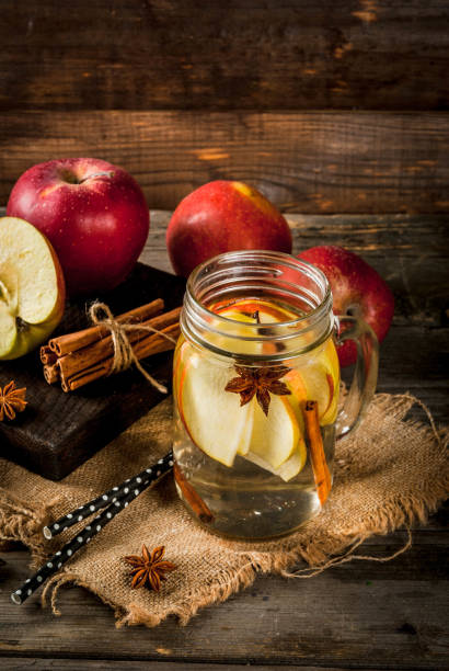 água de desintoxicação com maçã, pera e canela - apple red fruit water - fotografias e filmes do acervo